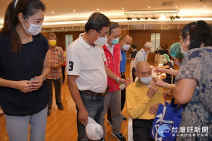 林明溱到慈濟南投聯絡處關心民眾打疫苗。（縣府提供）