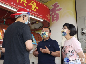 侯友宜感謝汐止區好將來快餐店老闆劉威麟（左2）每日提供60個待用餐