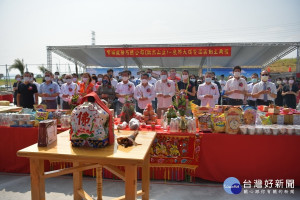 微熱山丘廠辦大樓動土，林明溱與來賓祈祝工程順利。（縣府提供）