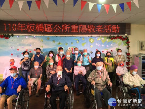 范姜坤火區長特於今(4)日代表新北市侯友宜市長至板橋榮家關懷慰問百歲榮民