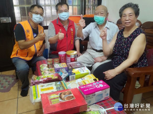 新北市榮服處林火土處長(左2) 轉贈陳伯伯伉儷(右2) 安得烈慈善協會長青食物箱