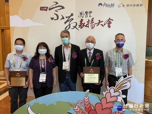 南投民政處長吳燕玲（ 左二）陪宗教團體授獎。（縣府提供）