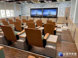 文德國小在整體的設計上以「童趣」為發想，讓使用者進入的瞬間便能放鬆心情，莞爾一笑，將數位化科技感與童趣做巧妙地結合