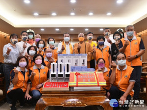 釋宗道法師捐預防走失手鍊、酒精消毒測溫機及消防衣褲等，市長侯友宜出席受贈，市政顧問李麗圳、消防局長黃德清、教育局長張明文、民政局長柯慶忠和社會局長張錦麗等與會