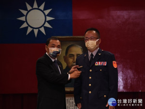 新莊偵查隊長林子翔晉升二線四星榮陞新北警局公關室專員，侯友宜市長親自授階