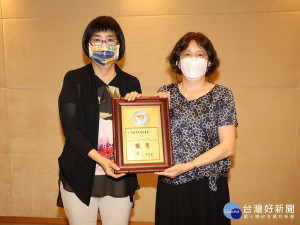 社會局長張錦麗（左）代表侯友宜市長頒贈志願服務績效評鑑優等獎牌給衛生局主秘林美娜