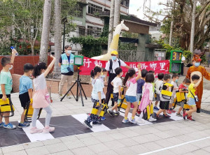 板橋監理站7日於坪林區坪林國小舉辦「路口慢看停 行人停看聽」交通安全行動話劇表演