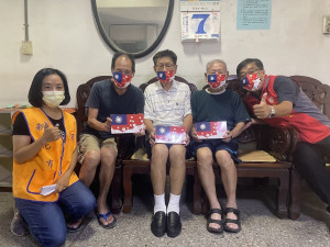 新北市榮服處李毓錫副處長(右)率服務人員至土城居安一莊退舍致贈榮民長輩國旗口罩