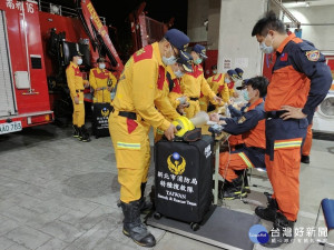 防局收到消息後，立即於23時30分於消防局特隊大隊一樓車庫進行集結整備工作