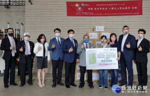 新北永大扶輪社等8日捐贈消防局，以及環保局一體式心電血壓計250台，消防局長黃德清及環保局長程大維出席代表受贈