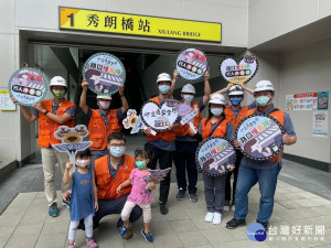 公路總局一工處處長陳營富率領同仁與所屬工務段，今（8）日於路口辦理道路交通安全宣導快閃活動，強調路口安全的重要
