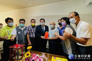 桃園市110年長青及敬老楷模表揚，桃園市長鄭文燦到宅親自頒獎表達敬意。