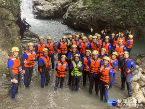 南投春暉志工與高關懷同學赴苗栗進行探索教育。（南投校外會提供）