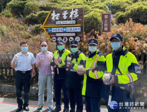 南投縣政府警察局局長黃永志〈左2〉由仁愛警分局分局長莊順智〈左1〉陪同於國慶假期至合歡山地區訪視慰勤。

