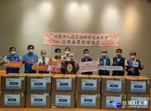 財團法人佛教僧伽醫護基金會挺第一線防疫，今(12)日由董事長明慧法師代表基金會捐新北市政府
2萬片防護面罩
