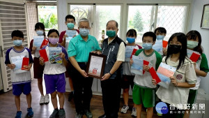 新北市記者工會理事長黃村杉率顧問李賜鈴、陳偉誠（前自強國中家長會長）、曾憲新（自強國中新任家長會長）、常務監事葉仁富、理事游文沂、組長高金次等前往自強國中頒發獎助學金