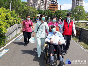 板橋榮家106歲高齡的鄧壽亭伯伯日前在醫護團隊的陪伴下，完成了返家與舊地重遊的圓夢之旅