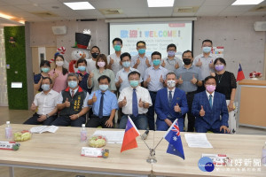 劉培希代表參訪旭光高中合影。（縣府提供）