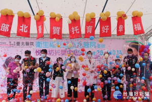 衛福部李麗芬政務次長(左5)出席臺北醫院成立北部第一家醫療級托嬰中心啟用揭牌