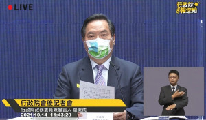 行政院政務委員兼發言人羅秉成14日表示，行政院亦拍板今年基本生活費調升至19.2萬，明年5月報稅就適用，約有210萬戶受惠。（圖／行政院開麥啦YouTube）
