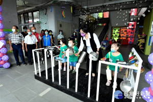 彰化縣四家公托幼兒園聯合揭牌，縣長王惠美與小朋友互動。圖／彰化縣政府提供