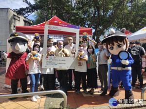 新北市政府消防局結合輔仁大學今（15）日上午10時於校內風華再現廣場，辦理《輔大一甲子，防災逗陣行》110年全民國防教育防災宣導活動