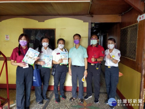 嘉義市消防局第一消防大隊第一分隊，偕同嘉義市義勇消防總隊防火宣導隊，前往「芳春公寓」宣導及訪視，並協助裝設住警器／陳致愷翻攝