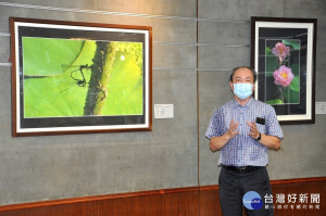 林文雄教授從荷花攝影領會出另一種生活哲學。圖／記者鄧富珍攝