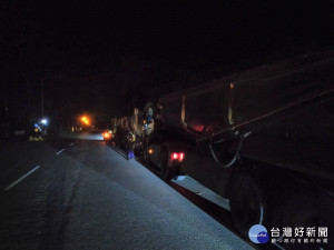 集集分局拂曉取締砂石車違規 ，維護用路人安全。