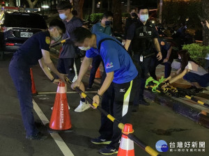 新莊警分局於所有取消之停車格上擺放交通錐與連桿，避免民眾誤停。