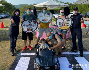 中興分局讓小小波麗士上場體驗交通安全的重要。（中興分局提供）