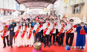 新北市客家義民爺文化祭主祭大典，今(17)日於新北市客家文化園區舉行莊嚴的祭祀大典，新北市長侯友宜與客家委員會楊長鎮主任委員及各界貴賓共同虔誠祈求風調雨順、國泰民安