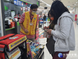 蘆洲監理站18日下午2時於家樂福蘆洲店舉辦「交通安全月－路口慢看停宣導」活動
