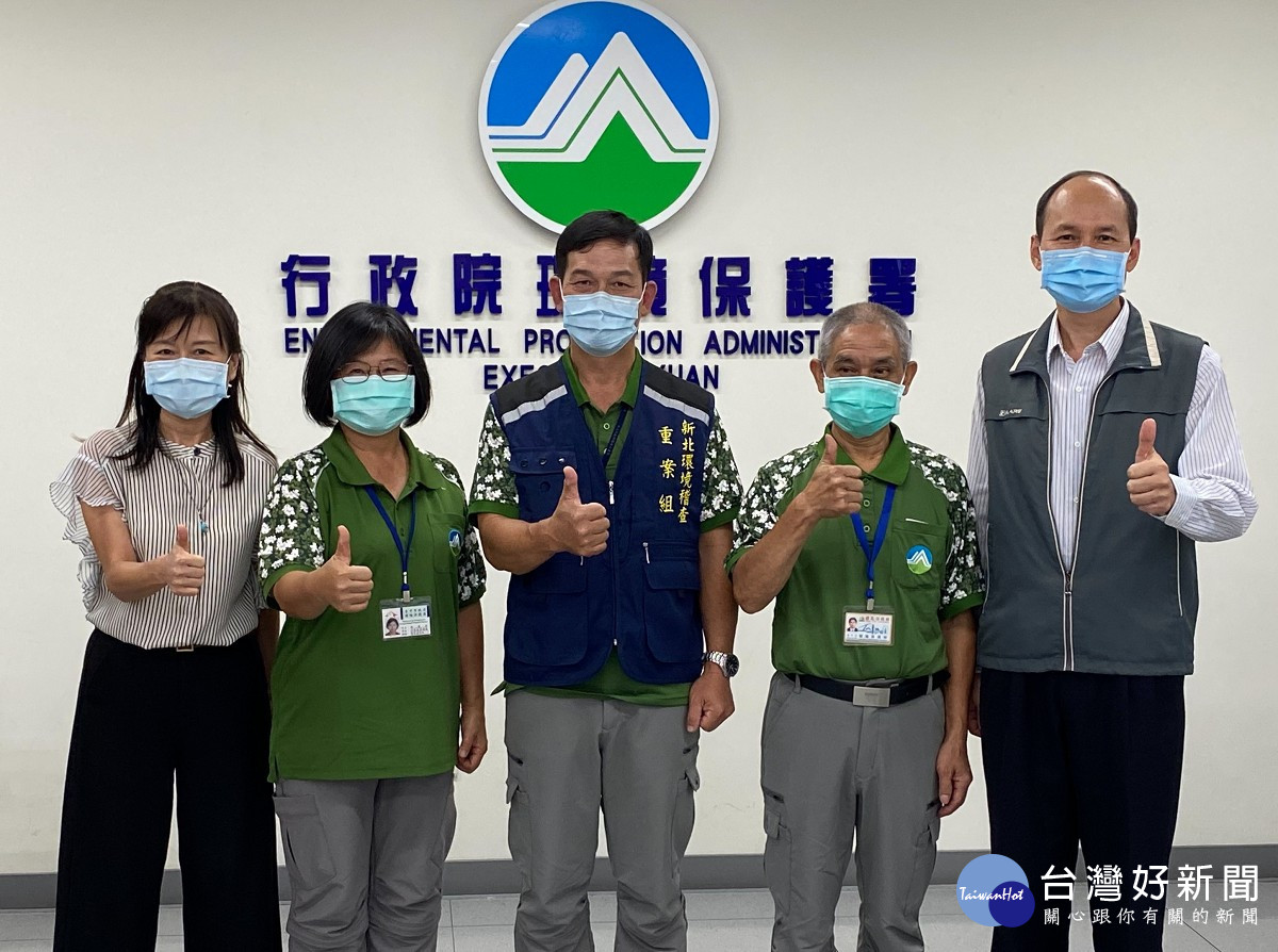 左1為林憶芳科長，中間為曾瑞明隊員、右1為李金福副總隊長