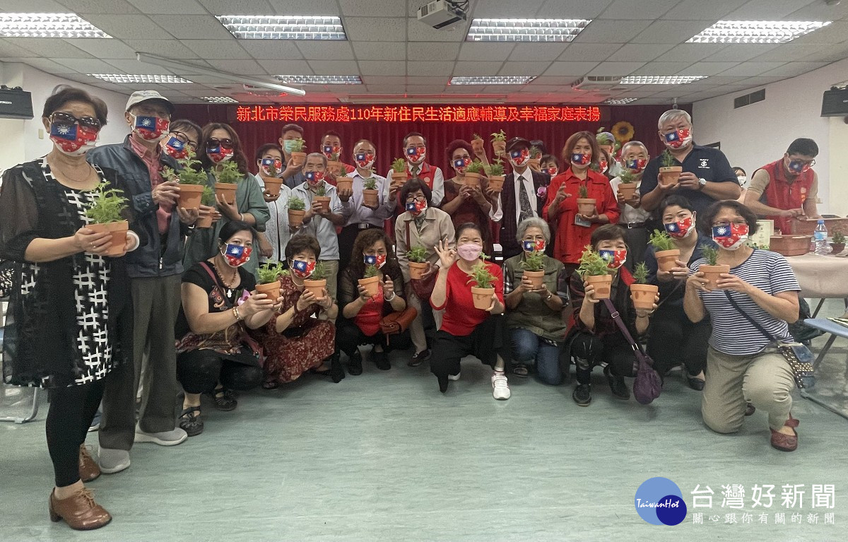 新北市榮服處林火土處長(後中)與新住民家庭歡樂盆栽DIY