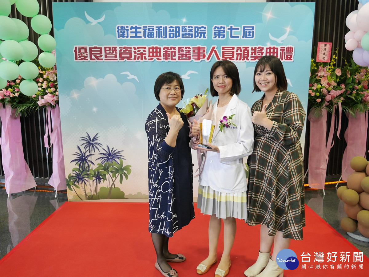 榮獲「優良獎」的社工師李季娥(圖中)結合多項社會資源提升急重症醫療品質服務，表示醫務社工是醫病橋樑，能幫上忙都很開心