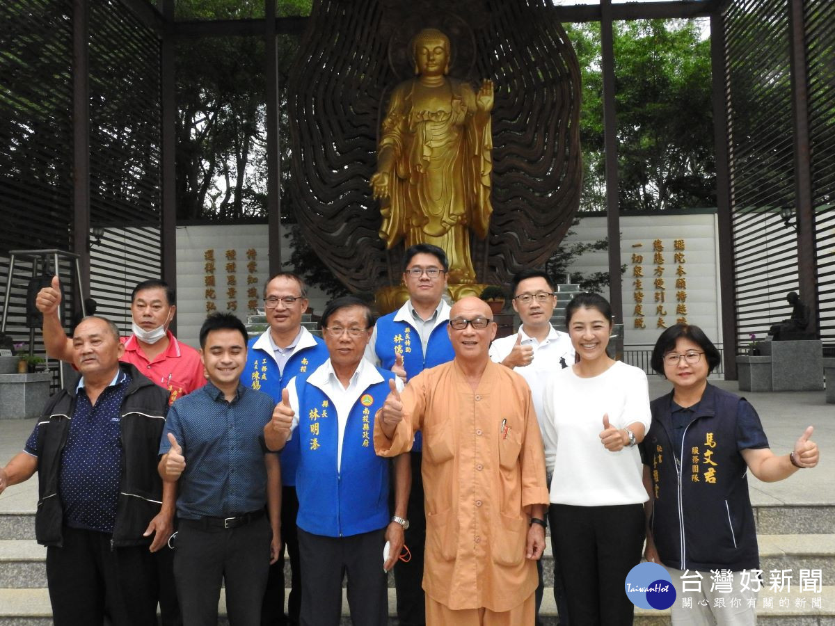 林縣長等在集集鎮國寺前合照。