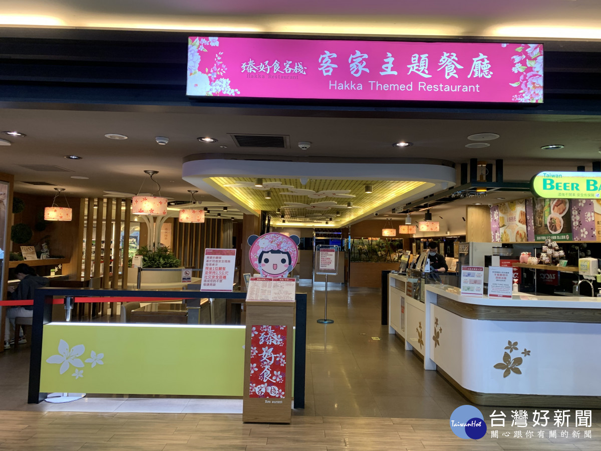 桃園機場出境區域開放餐飲內用，方便機場員工及出境旅客用餐。