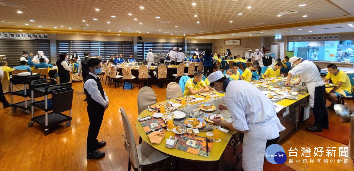 永平工商餐飲科創出屬於永平籃球隊加油應援餐，給予永平籃球隊祝福。<br />
