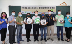 嘉農農產加工生產合作社捐出12600瓶黑豆漿，為嘉義縣國中約2100名弱勢同學補充蛋白質／陳致愷翻攝