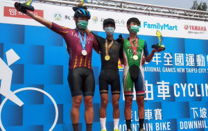 李懿宸（中）在自由車越野賽中奪金表現優異。（教育處提供）