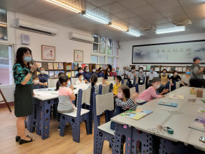 鹿谷鳳凰國小靜思書軒今啟用，全校師生家長都很興奮。（鳳凰國小提供）