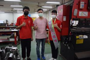 桃竹苗分署及新竹高工共同培訓的板金選手呂萬順（右1）勇奪全國銀牌，他感謝（中）陳奇明的指導，（左1）培訓選手吳彥緯也同時獲得佳作。