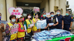 救國團公益日送700份口罩防疫包保員警健康。圖記者鄧富珍攝　