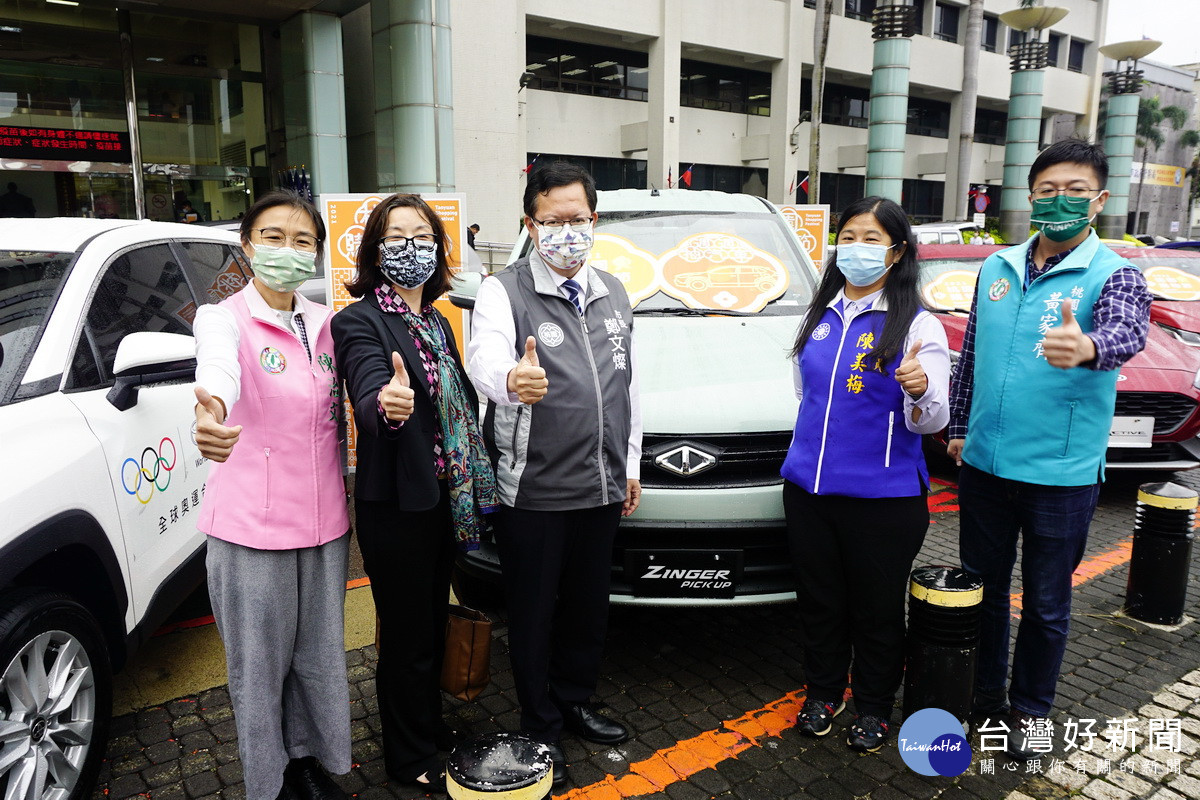 「桃園購物節」祭出6000萬抽汽機車和千萬好房，市長鄭文燦與抽獎汽車合影，邀請大家來桃園消費、抽大獎。