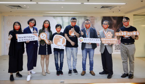 (由左至右)台灣展望會台北市寄養服務中心朱玉欣主任, 台灣世界展望會代理會長李紹齡, 寄養媽媽張素真與青年關雲龍, 台北市家庭暴力暨性侵害防治中心陳淑娟主任, 台北市政府社會局周榆修局長, 台北市政府社會局兒童及少年福利科葉俊郎科長, 共同為寄養家庭加油!