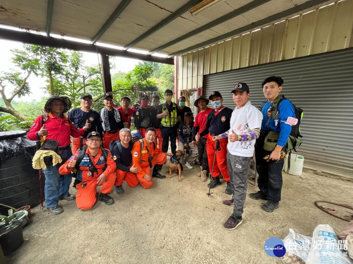 警消救難人員集合搜救。林重鎣翻攝