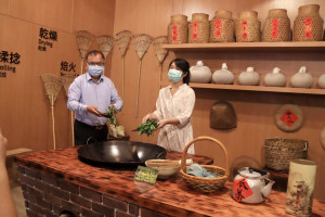 古式炒茶十分特別可來茶文化館體驗。（記者扶小萍攝）