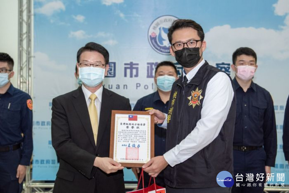 王檢察署長頒發榮譽狀<br />
