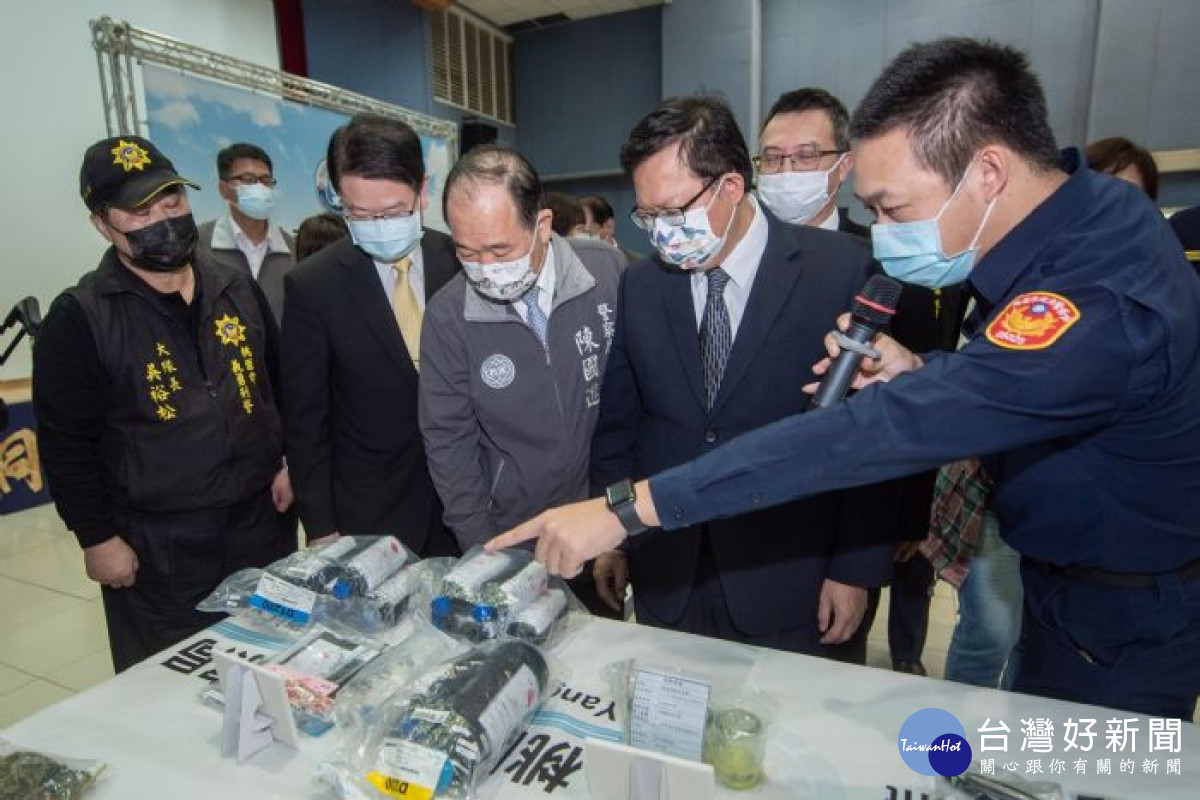 警察同仁向市長說明所查扣的大麻製品<br />
